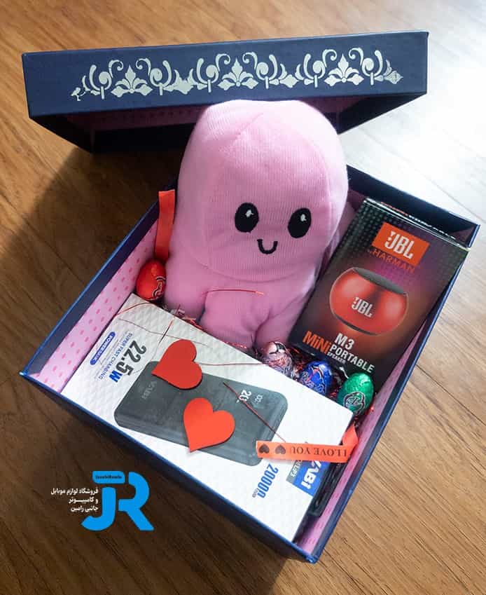 پک هدیه ویژه (عروسک + پاروبانک 20000 وابی + مینی اسپیکر JBL + باکس هدیه + شکلات + تزیینات)