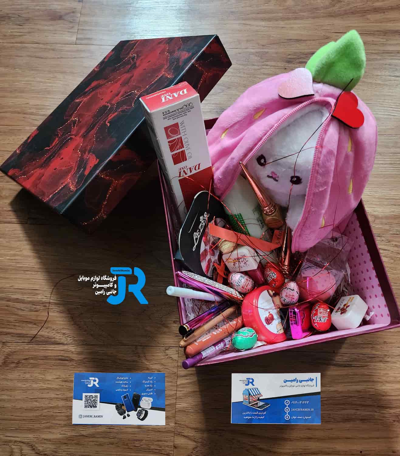 پک هدیه ویژه (کلی لوازم آرایشی  + عروسک + باکس هدیه + شکلات + تزیینات) 